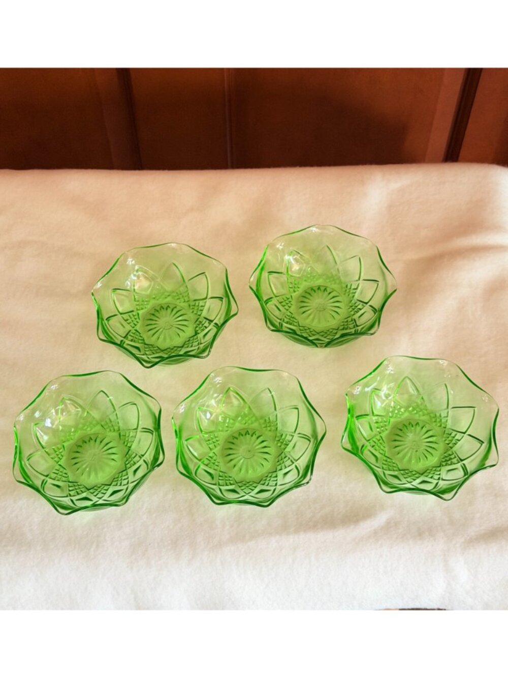 5 Vintage Hazel Atlas Diamond Arches Uranium Green Glass Dessert Bowls Set glow - Picture 5 of 7